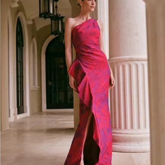 Elegant Red Evening Gown - Picture 6 of 10